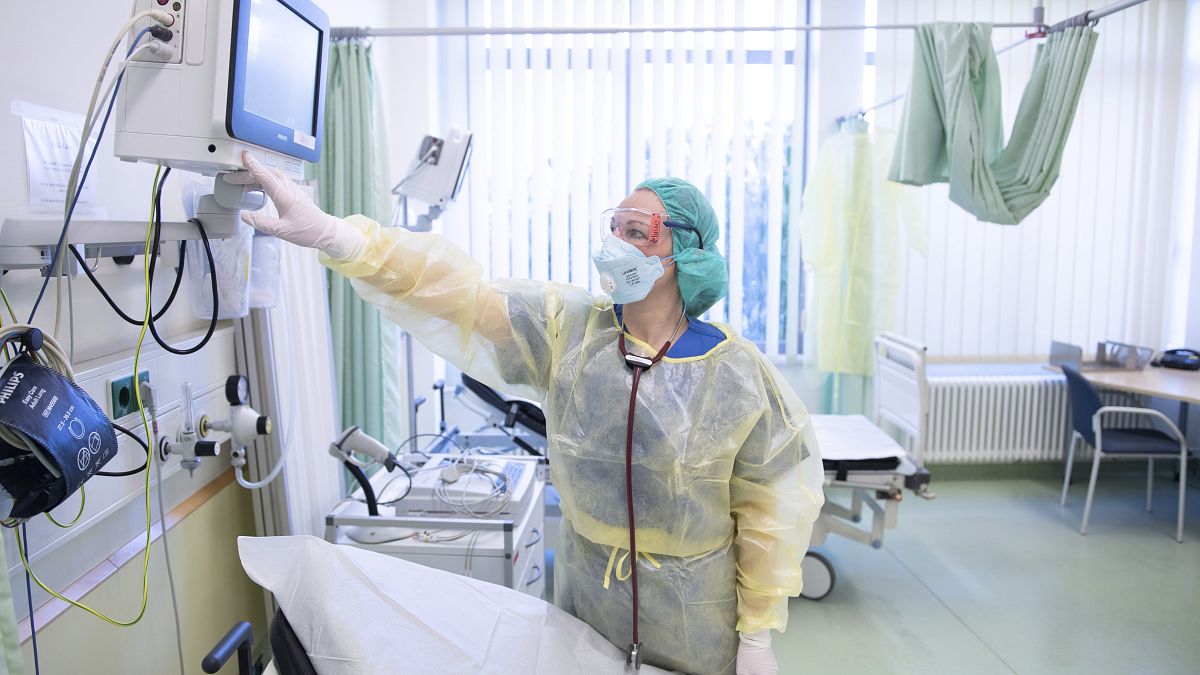 Krankenschwester bereitet in Dresden Krankenzimmer für Corona-Patienten vor, 24.3.2020