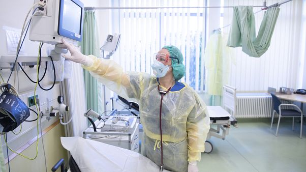 Krankenschwester bereitet in Dresden Krankenzimmer für Corona-Patienten vor, 24.3.2020 Krankenschwester bereitet in Dresden Krankenzimmer für Corona-Patienten vor, 24.3.2020