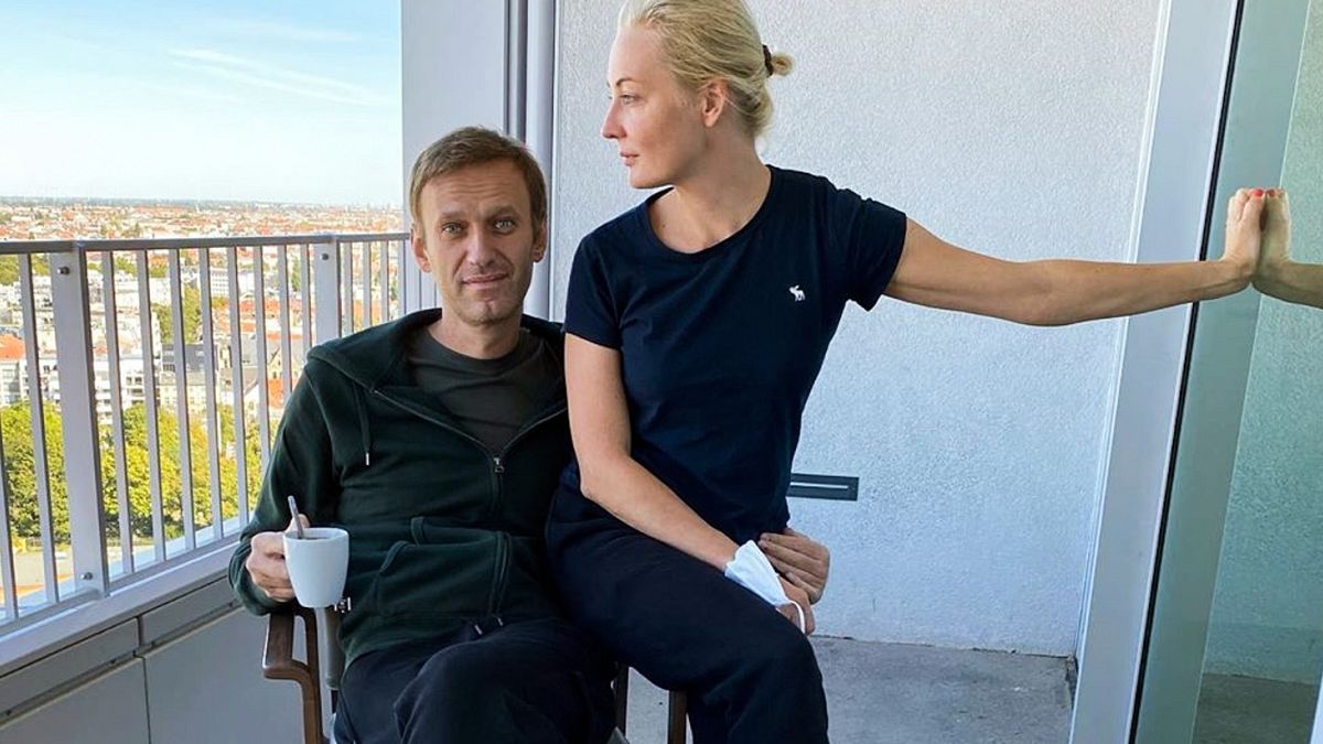 Алексей Навальный с супругой в берлинской клинике Charité