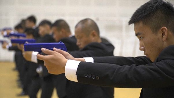 طلاب صينيون يتدربون بمعهد لتكوين حراس شخصيين طلاب صينيون يتدربون بمعهد لتكوين حراس شخصيين