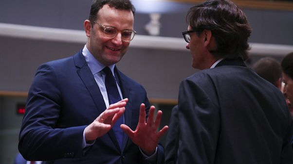 Der deutsche Gesundheitsminister Jens Spahn im Gespräch mit seinem spanischen Amtskollegen Salvador Illa, Brüssel, 13.2.20 Der deutsche Gesundheitsminister Jens Spahn im Gespräch mit seinem spanischen Amtskollegen Salvador Illa, Brüssel, 13.2.20