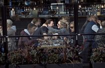 Una pareja se abraza y se ríe mientras almuerzan en un restaurante de Estocolmo, Suecia, cuando la mayor parte de Europa está confinada, el 4 de abril de 2020.