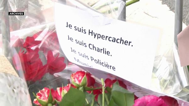 Hommage sur les lieux de l'attentat de l'Hyper Cacher, janvier 2015 Hommage sur les lieux de l'attentat de l'Hyper Cacher, janvier 2015