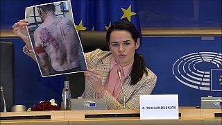 Oppositionsführerin Swetlana Tichanowskaja zeigt Fotos von Gefolterten