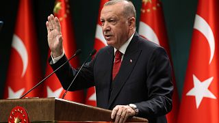 الرئيس التركي رجب طيب أردوغان يتحدث في خطاب متلفز عقب اجتماع لمجلس الوزراء في أنقرة