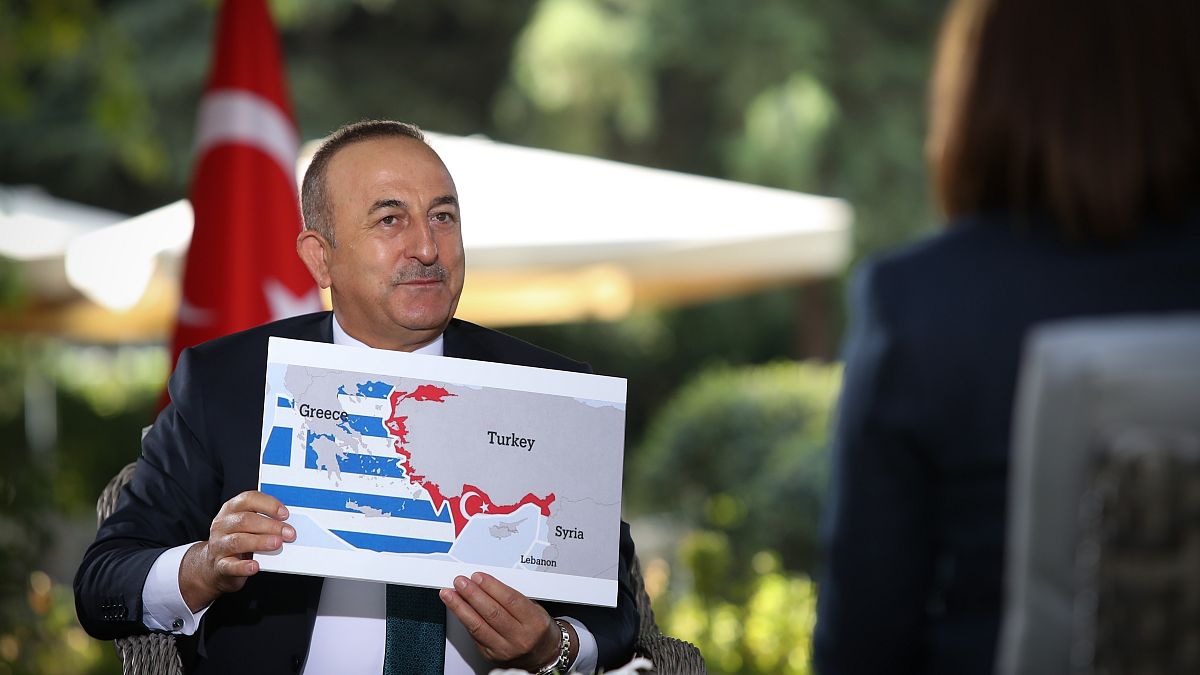 Dışişleri Bakanı Mevlüt Çavuşoğlu 'Sevilla Haritasını" gösteriyor