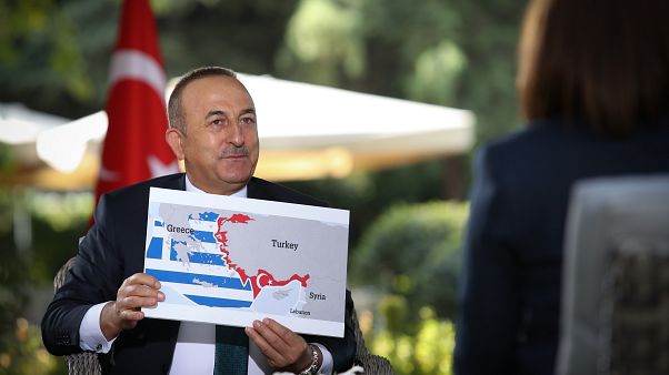 Dışişleri Bakanı Mevlüt Çavuşoğlu 'Sevilla Haritasını" gösteriyor Dışişleri Bakanı Mevlüt Çavuşoğlu 'Sevilla Haritasını" gösteriyor