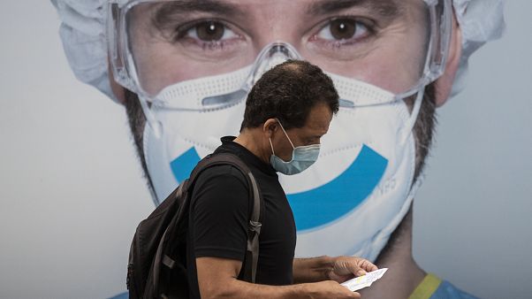 Un hombre con mascarilla en el distrito de Vallecas, en Madrid Un hombre con mascarilla en el distrito de Vallecas, en Madrid