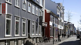 Uma rua de  Reykjavik, capital da Islândia