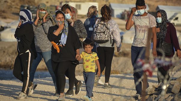 لاجئون في مخيم اللاجئين المؤقت الجديد في كارا تيبي لاجئون في مخيم اللاجئين المؤقت الجديد في كارا تيبي
