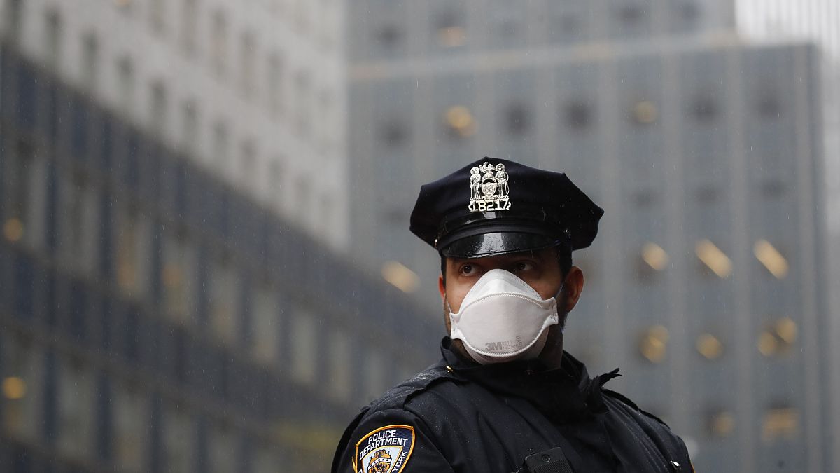 عنصر من شرطة نيويورك التي تسمى اختزالاً "إن واي بي دي" 