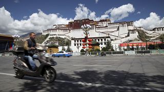 Çin'in Tibet Özerk Bölgesi'nde yer alan Potala Potala Sarayı