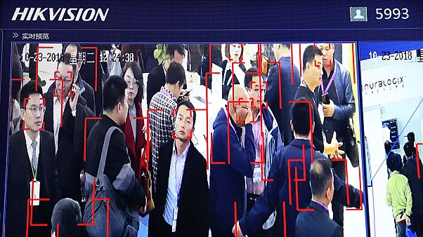 A Hikvision arcfelismerő rendszere egy pekingi kiállításon, 2018-ban A Hikvision arcfelismerő rendszere egy pekingi kiállításon, 2018-ban
