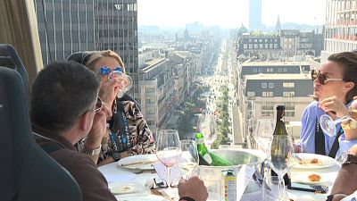 شاهد: تناول العشاء معلقاً في الهواء وبعيداً عن كوفيد-19 في بروكسل