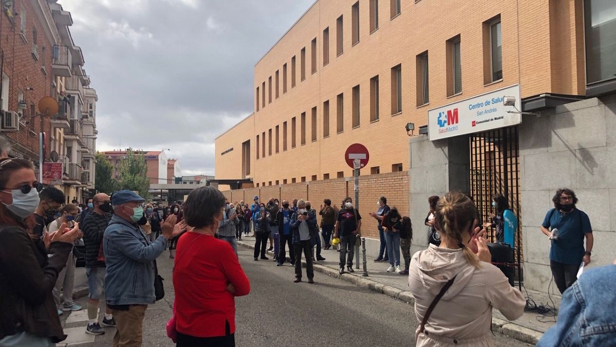 Concentración a las puertas del centro de salud San Andrés, en Villaverde Alto, Madrid, España.