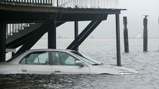 أمطار العاصفة بيتا غمرت السيارات في مناطق من تكساس