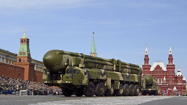 Межконтинентальная баллистическая ракета "Тополь" на параде в Москве 9 мая 2008 Межконтинентальная баллистическая ракета "Тополь" на параде в Москве 9 мая 2008