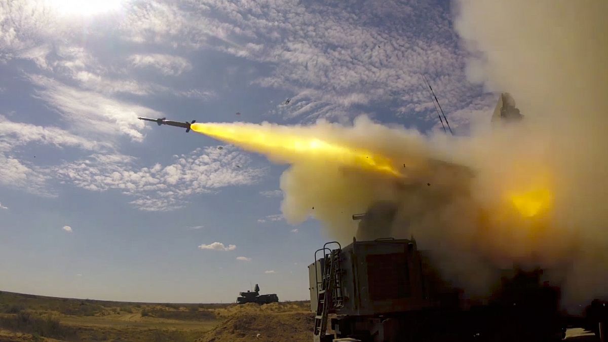 إطلاق صاروخ من قاعدة أشولوك العسكرية جنوب روسيا.