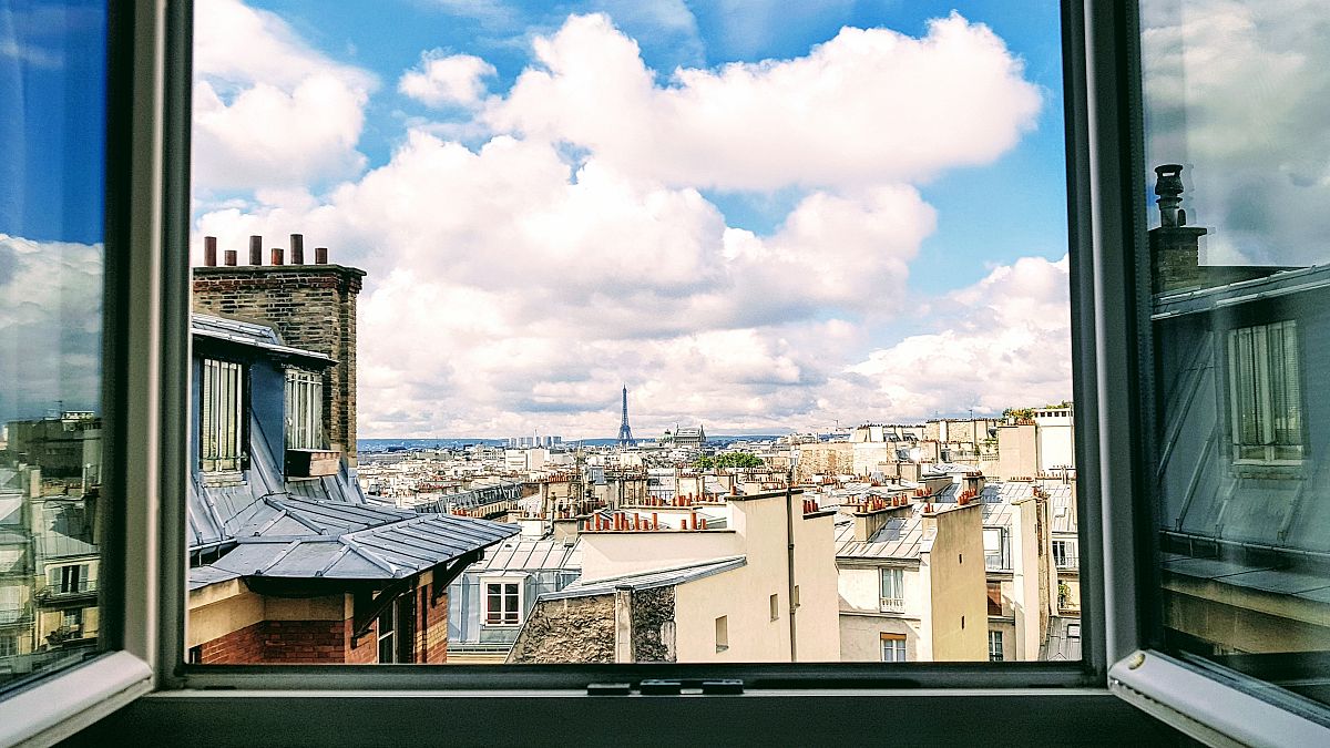 Blick aus dem Fenster auf den Eiffelturm, Paris, Frankreich