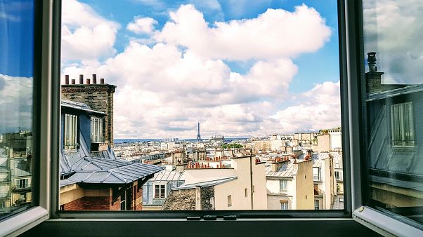 Blick aus dem Fenster auf den Eiffelturm, Paris, Frankreich Blick aus dem Fenster auf den Eiffelturm, Paris, Frankreich