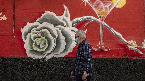 Un hombre con mascarilla pasea por la calle en el barrio madrileño de Usera Un hombre con mascarilla pasea por la calle en el barrio madrileño de Usera