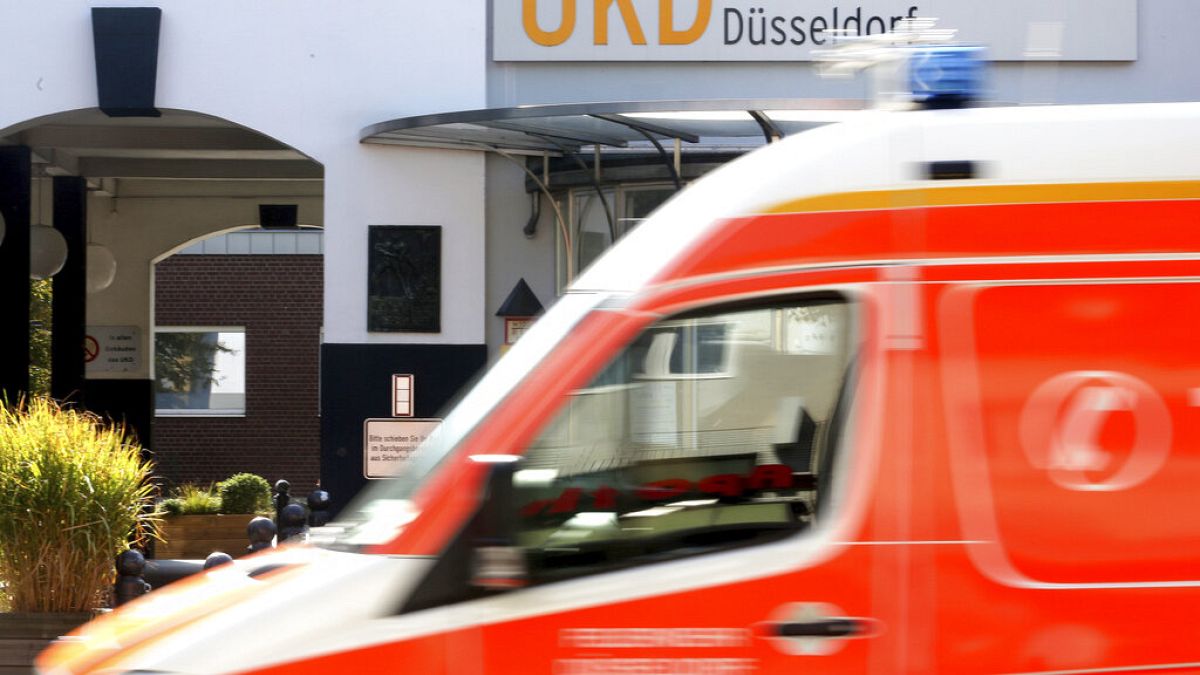 Krankenwagen vor der Düsseldorfer Universitätsklinik, 15.9.2020