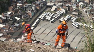 Müllsammler säubern Hänge der Slums von Rio de Janeiro
