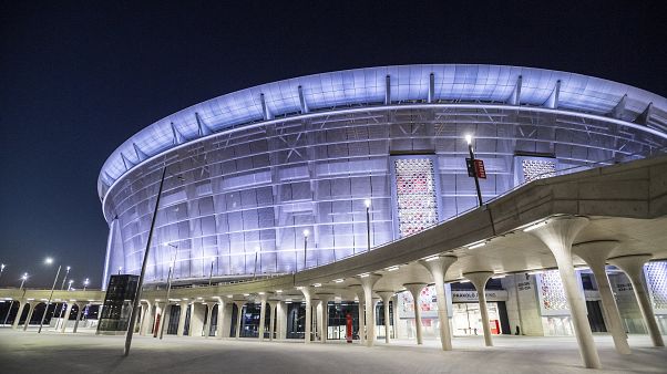 A koronavírus-járvány ellen küzdő egészségügyi dolgozók tiszteletére fehér fénnyel világítják ki a Puskás Ferenc Stadiont 2020. április 4-én. A koronavírus-járvány ellen küzdő egészségügyi dolgozók tiszteletére fehér fénnyel világítják ki a Puskás Ferenc Stadiont 2020. április 4-én.