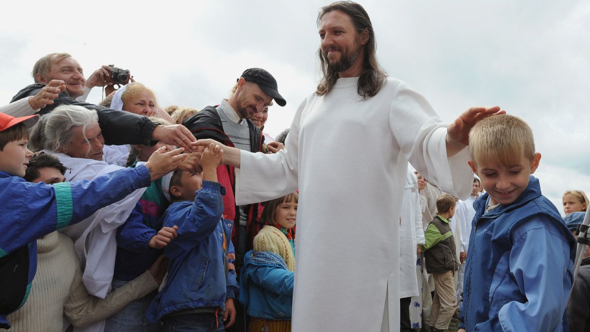 فيساريون المعلم" أو" يسوع سيبيريا " سيرغي توروب يلتقي بأتباعه في قرية بيتروبافلوفكا الروسي
