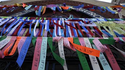Ленты в память о жертвах пандемии на фасаде собора в Бостоне, 19 мая 2020