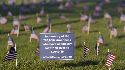 Homenaje a las 200.000 víctimas de la COVID-19 en Washington