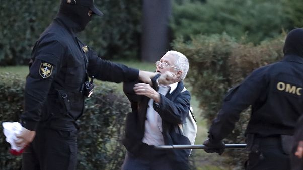 Egy 73 éves dédnagymamát is letartóztattak a minszki tüntetéseken Egy 73 éves dédnagymamát is letartóztattak a minszki tüntetéseken