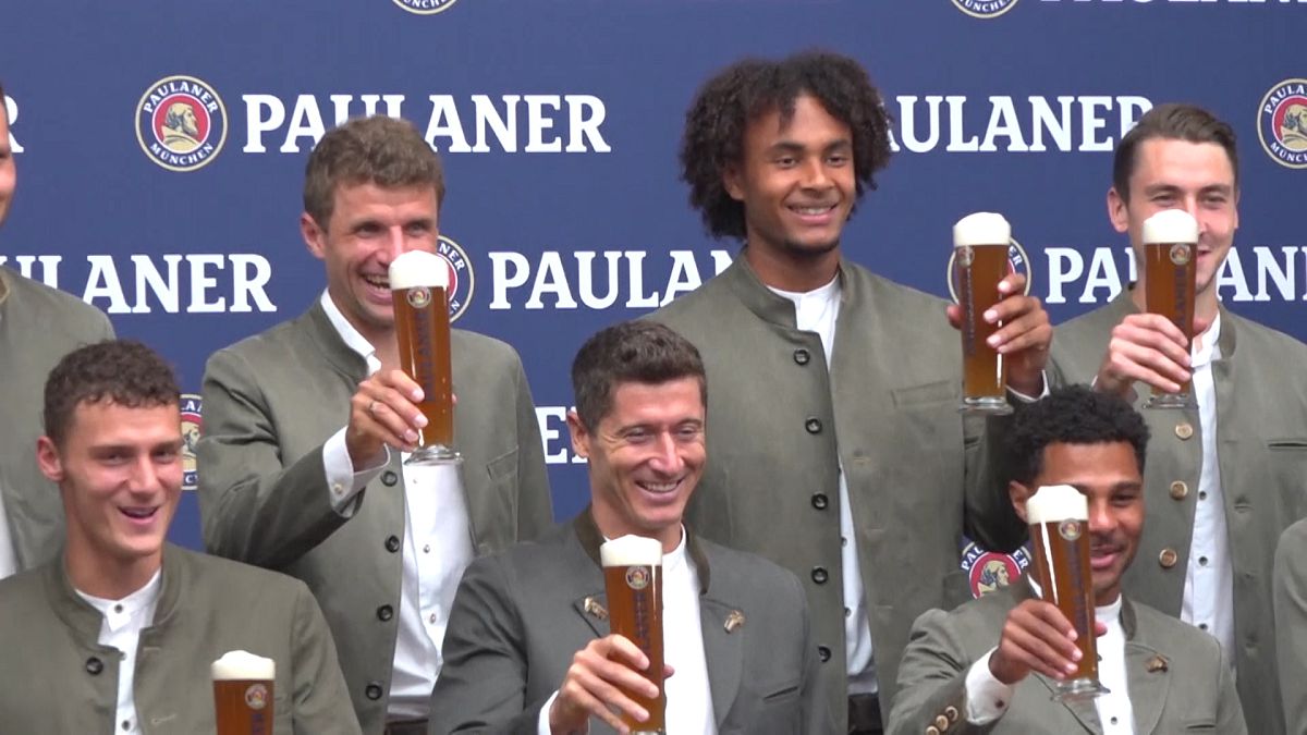 شاهد: بالبيرة والصور... نادي بايرن ميونخ  الألماني يواصل احتفالاته باللقب الأوروبي 