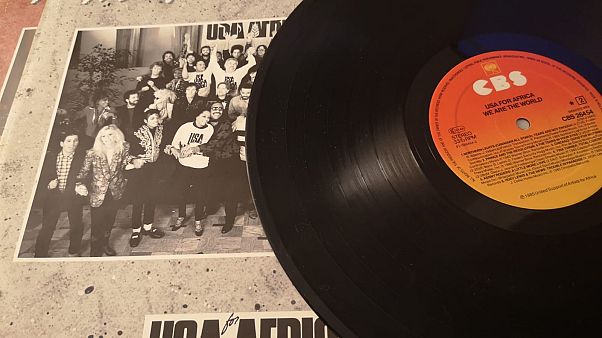 Dünyanın en çok satan single albümü CBS Records imzalı We are The World plağı. Dünyanın en çok satan single albümü CBS Records imzalı We are The World plağı.