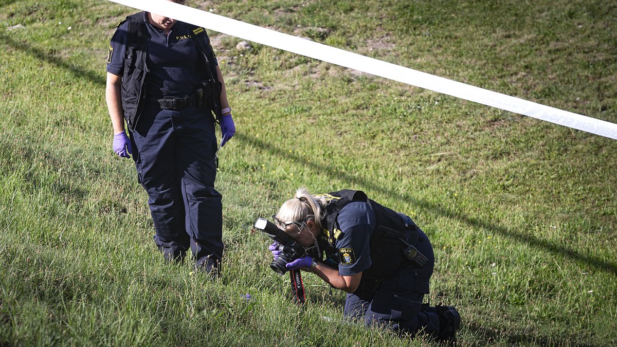 La police scientifique au travail près d'une station service à Botkyrka - Suède -, où une fillette a été assassinée le 2 août 2020