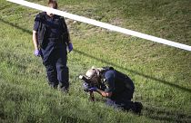 La police scientifique au travail près d'une station service à Botkyrka - Suède -, où une fillette a été assassinée le 2 août 2020