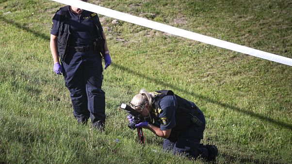 La police scientifique au travail près d'une station service à Botkyrka - Suède -, où une fillette a été assassinée le 2 août 2020 La police scientifique au travail près d'une station service à Botkyrka - Suède -, où une fillette a été assassinée le 2 août 2020