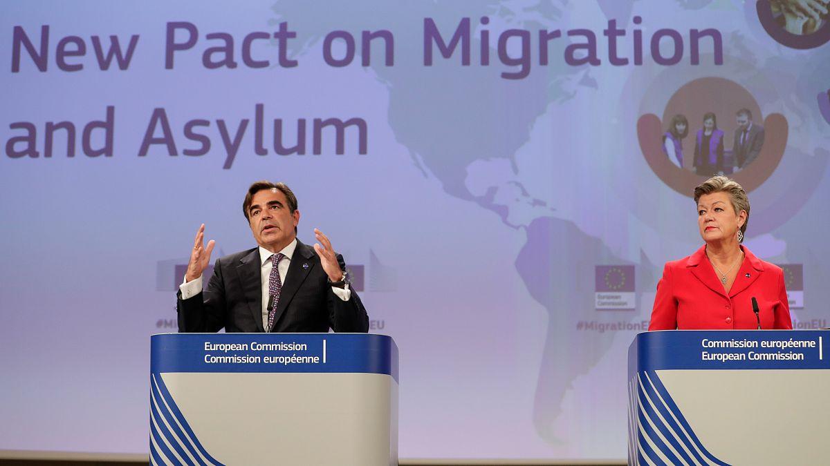 I commissari Schinas (sinistra) e Johansson (destra) durante la presentazione del Patto europeo per la migrazione e l'asilo
