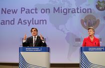 I commissari Schinas (sinistra) e Johansson (destra) durante la presentazione del Patto europeo per la migrazione e l'asilo