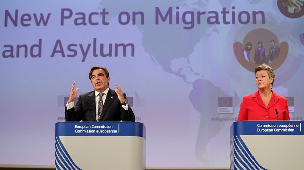 I commissari Schinas (sinistra) e Johansson (destra) durante la presentazione del Patto europeo per la migrazione e l'asilo I commissari Schinas (sinistra) e Johansson (destra) durante la presentazione del Patto europeo per la migrazione e l'asilo