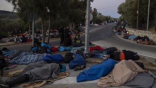 Migrantes en las calles cercanas del campo de refugiados de Moria, en Lesbos, Grecia, tras el incendio