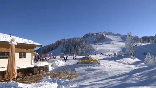 Turistas y familiares de víctimas de la COVID-19 demandan a Austria por el masivo brote del Tirol Turistas y familiares de víctimas de la COVID-19 demandan a Austria por el masivo brote del Tirol
