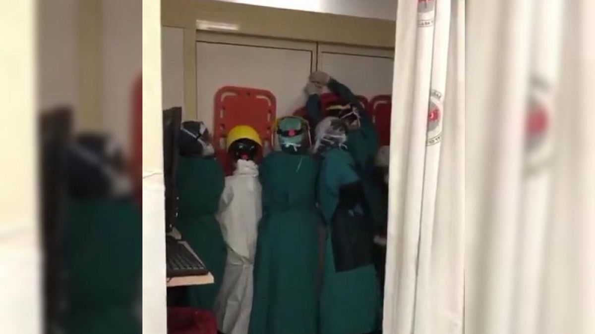 Keçiören Eğitim ve Araştırma Hastanesinde kapıyı tutan sağlık çalışanları