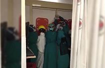 Keçiören Eğitim ve Araştırma Hastanesinde kapıyı tutan sağlık çalışanları