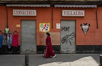 Una mujer camina en el barrio sur de Vallecas en Madrid, España, el lunes 21 de septiembre de 2020. 