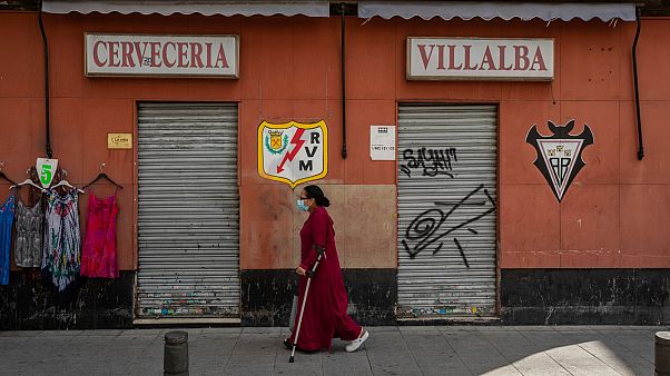 Una donna cammina nel quartiere di Vallecas a Madrid Una donna cammina nel quartiere di Vallecas a Madrid