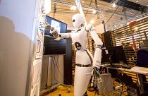 رجل آلي يضغط على لوحة مفاتيح الكترونية في المركز الألماني لبحوث الذكاء الاصطناعي. 2013/03/05