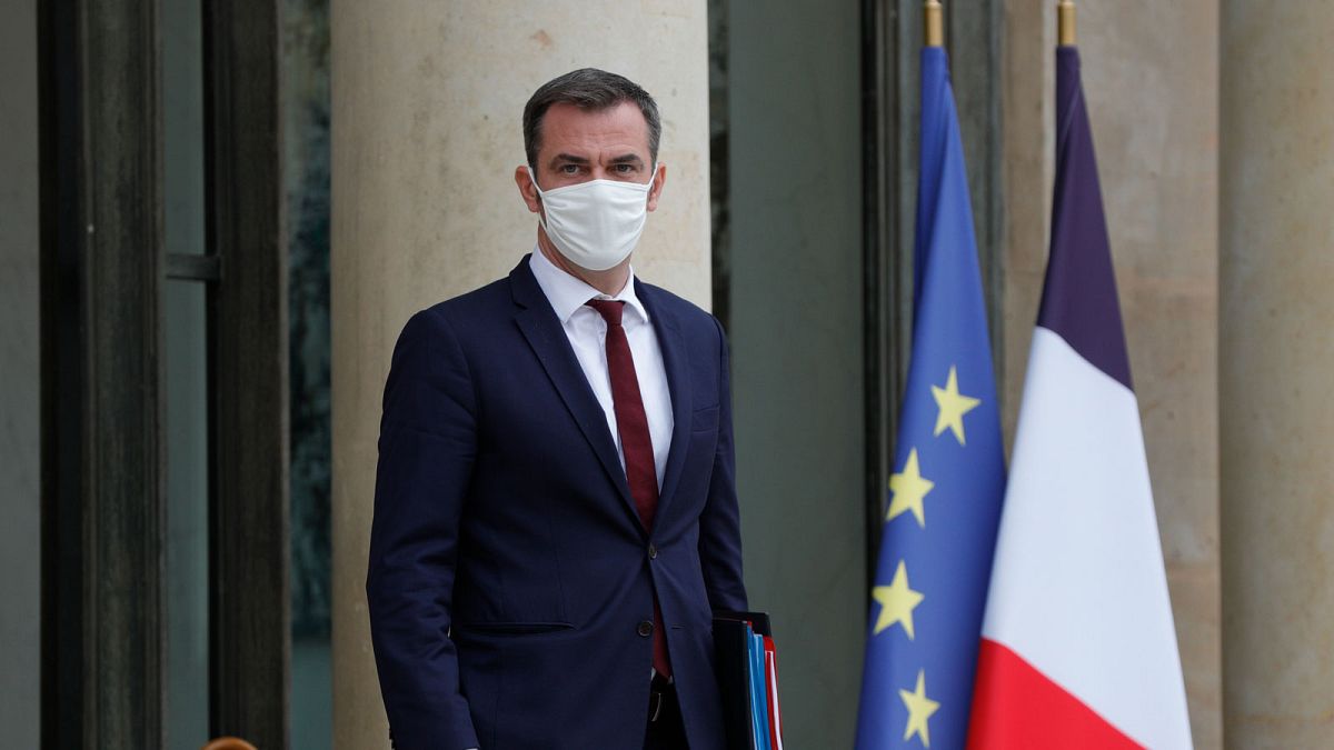 Le ministre français de la Santé, Olivier Véran, sortant de l'Elysée, le 23 septembre 2020