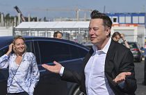 Elon Musk arrive sur le site de construction de la Tesla Gigafactory pour une visite à Gruenheide près de Berlin, en Allemagne, le 3 septembre 2020