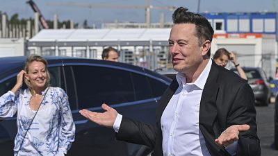 Elon Musk arrive sur le site de construction de la Tesla Gigafactory pour une visite à Gruenheide près de Berlin, en Allemagne, le 3 septembre 2020